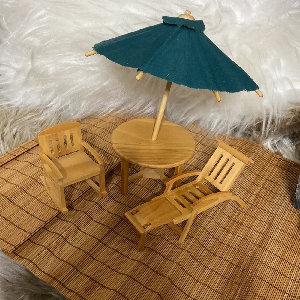 Dolls House - Garden Furniture chairs and table and umbrella wood vintage - Picture 2 of 8